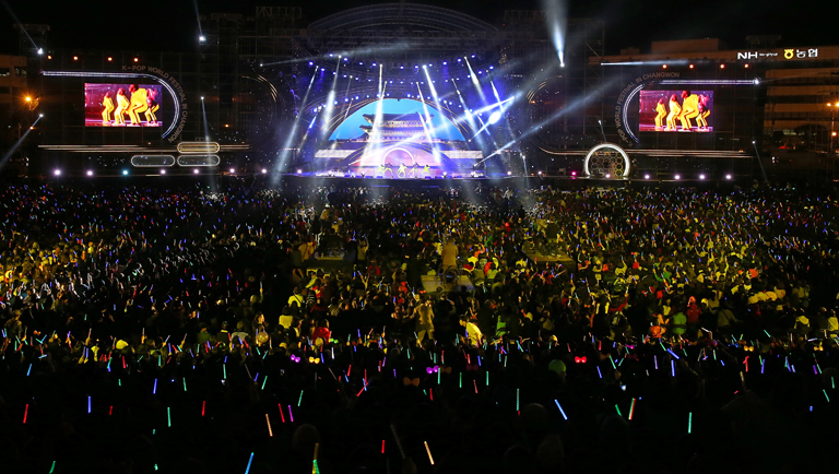 Kpop concert and kpop fans